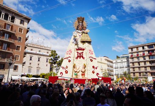 Imagen de la Virgen de los Desamparados cubierta de flores tras la Ofrenda de 2019