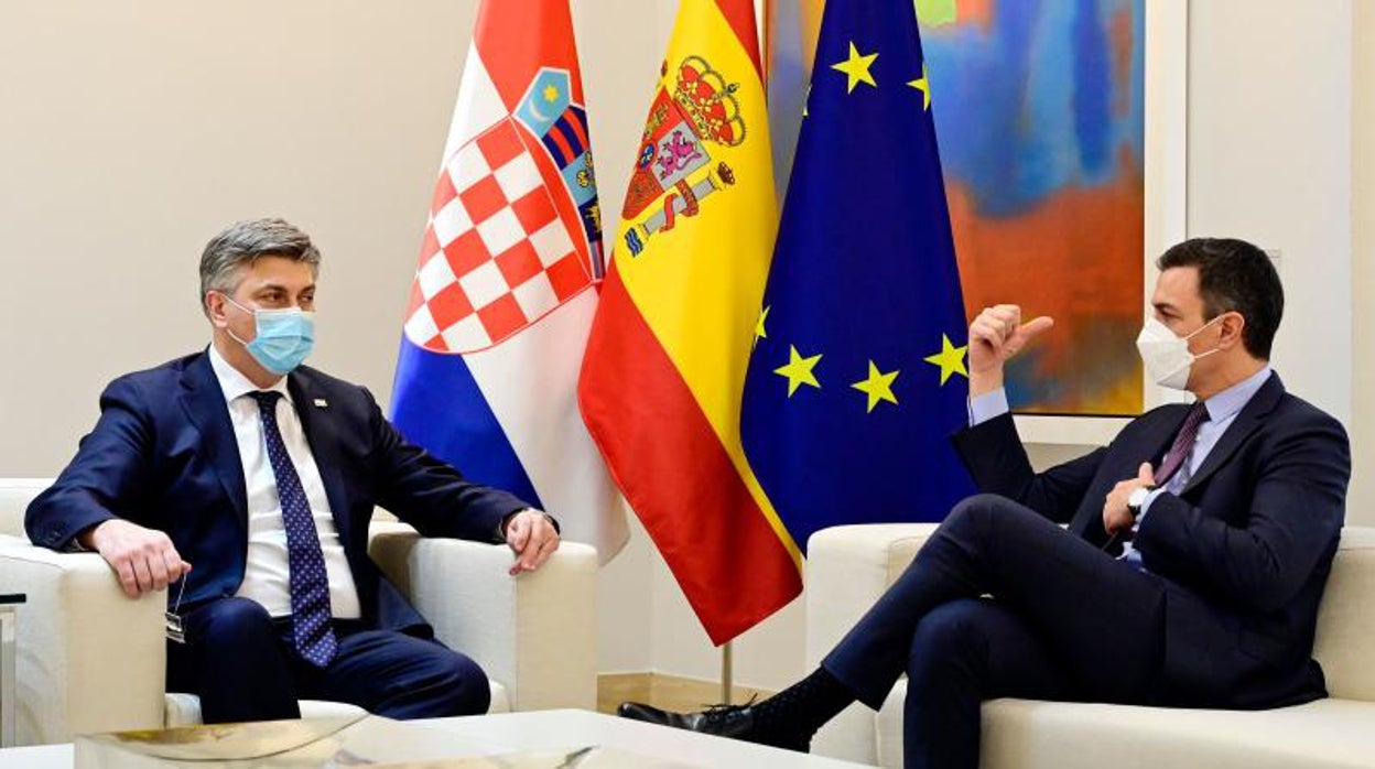 El primer ministro de Croacia, Andrej Plenkovic, junto al presidente del Gobierno, Pedro Sánchez