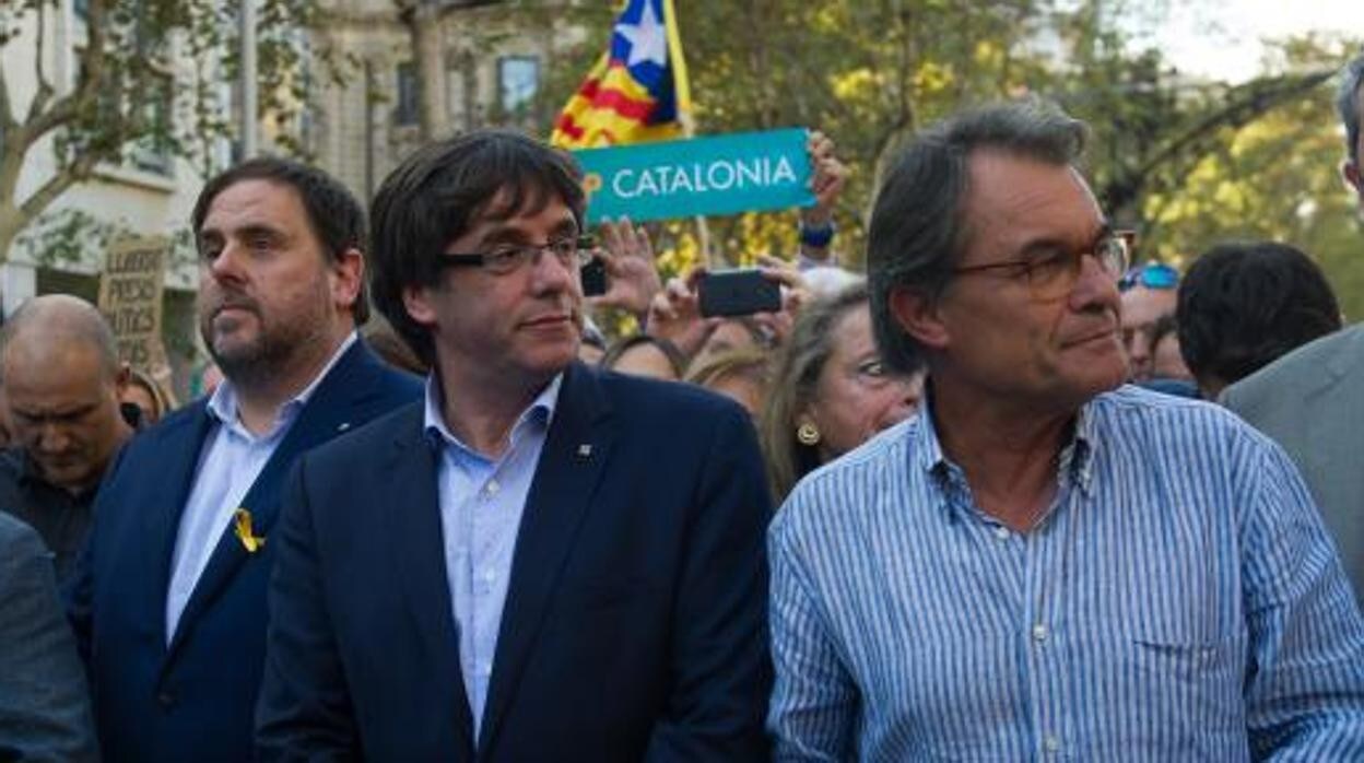De izquierda a derecha, Junqueras, Puigdemont y Artur Mas, tres de los once líderes independentistas demandados por un total de 5,3 millones de euros
