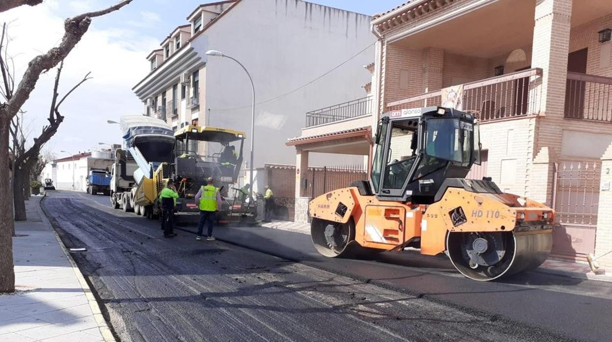 Trabajos de asfaltado en una de las calles de Olías del Rey