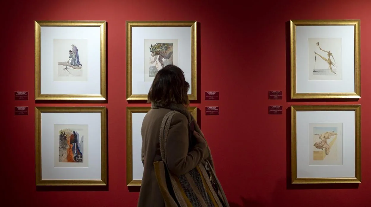 Una visitante observa la recién inaugurada exposición 'Dalí y la Divina Comedia'