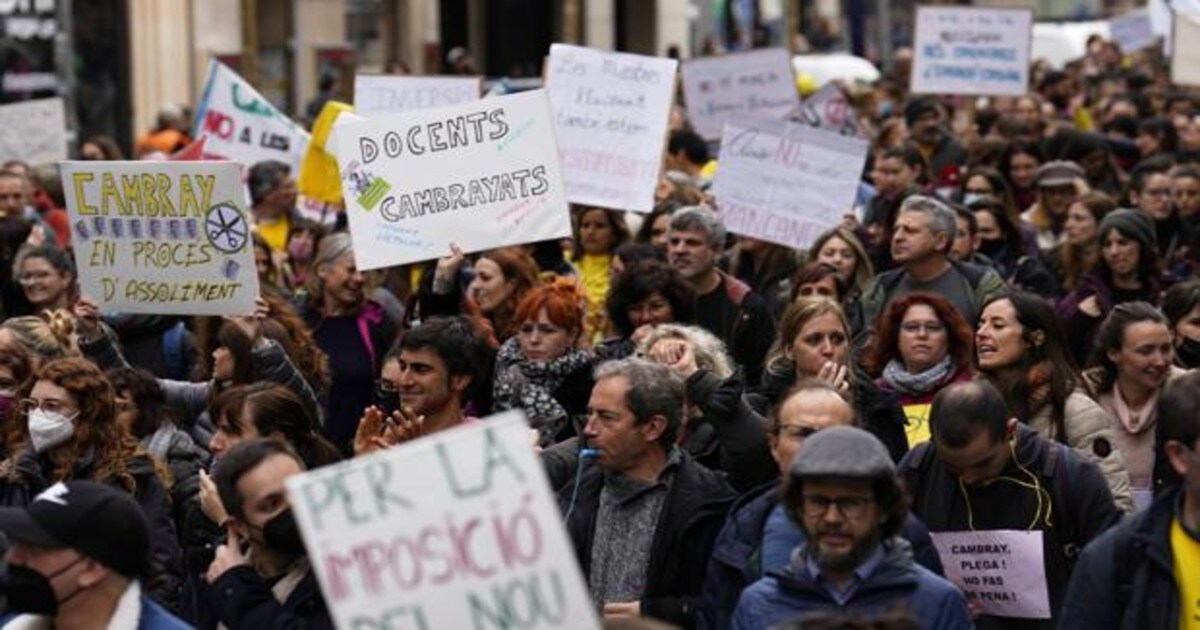 Miles de docentes exigen por el centro de Barcelona la dimisión del consejero de Educación
