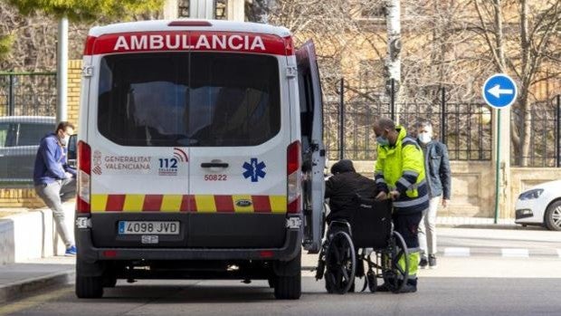 Los bomberos rescatan en Petrer a un anciano que llevaba dos días tumbado en el pasillo de su casa