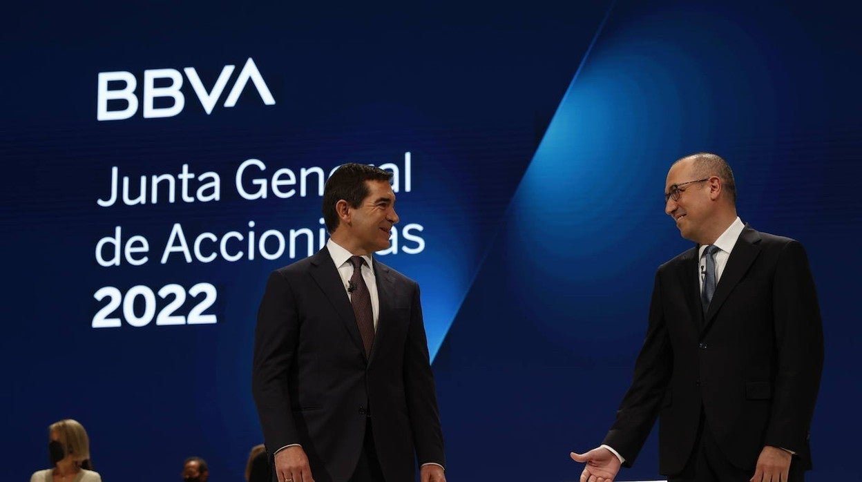 El presidente del BBVA, Carlos Torres (izquierda), y el consejero delegado, Onur Genç (derecha) durante la junta de accionistas celebrada en Bilbao