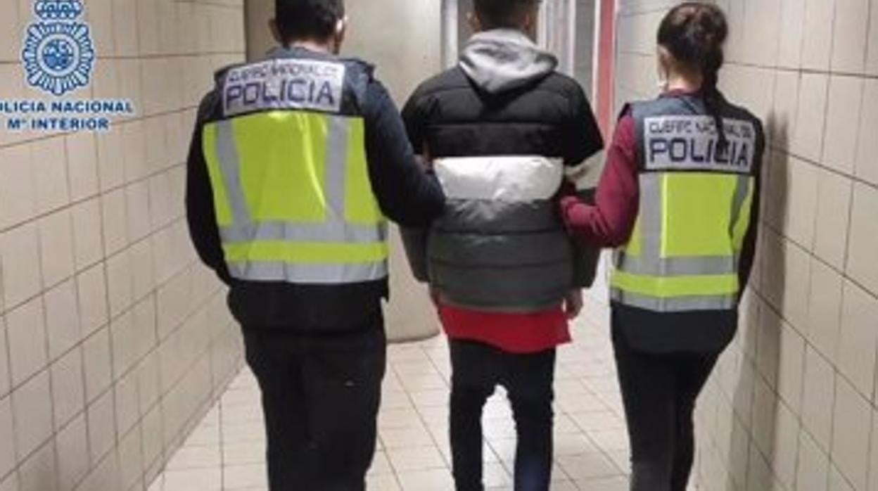 Imagen de archivo de un pandillero detenido por la Policía