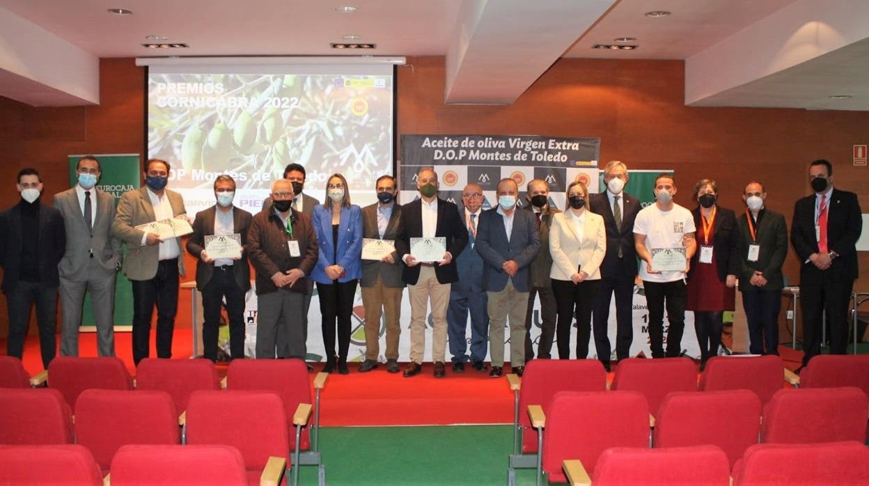 Foto de familia de los premiados con representantes públicos y DO 'Montes de Toledo'