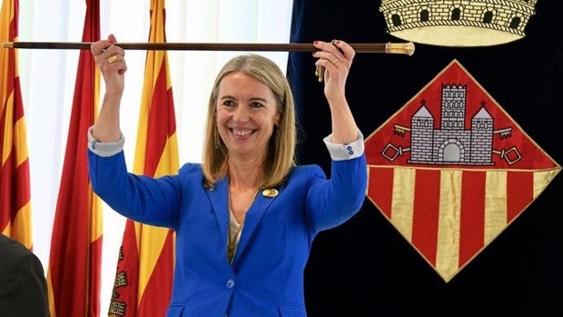 Condenan a la alcaldesa de Sant Cugat a pagar una multa si no retira las pancartas independentistas del Ayuntamiento