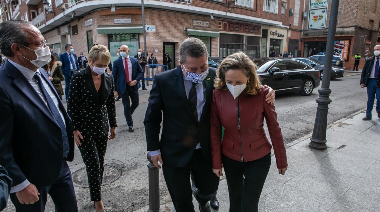 El presidente de Castilla-La Mancha, Emiliano García-Page, y la vicepresidenta del Gobierno y ministra de Economía, Nadia Calviño, a su llegada a Talavera de la Reina