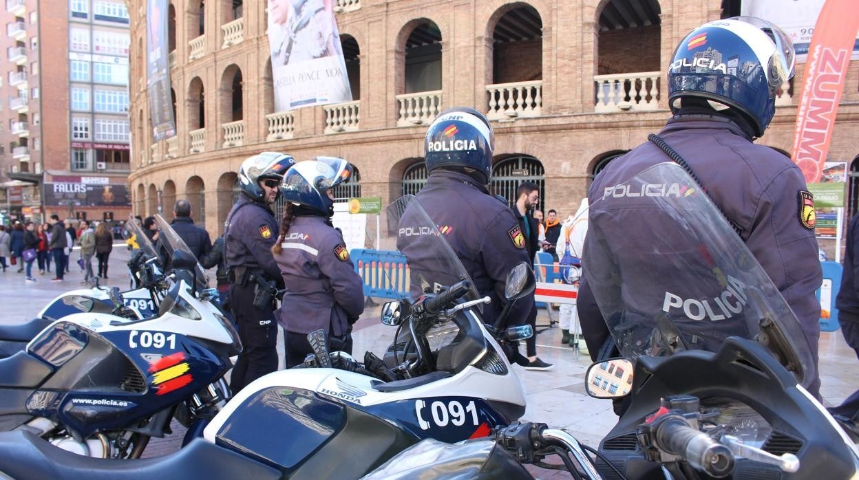 Un grupo de agentes de la Policía Nacional frente a la plaza de Toros de Valencia