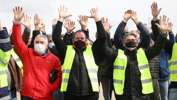 Ochenta transportistas reciben a la ministra del ramo con abucheos en Valladolid