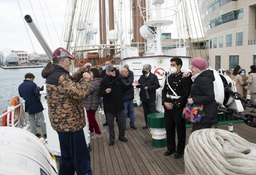 Visitantes en la cubierta de Elcano