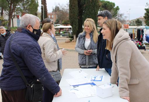 Carolina Agudo, en una de las mesas de recogida de firmas del PP en Toledo