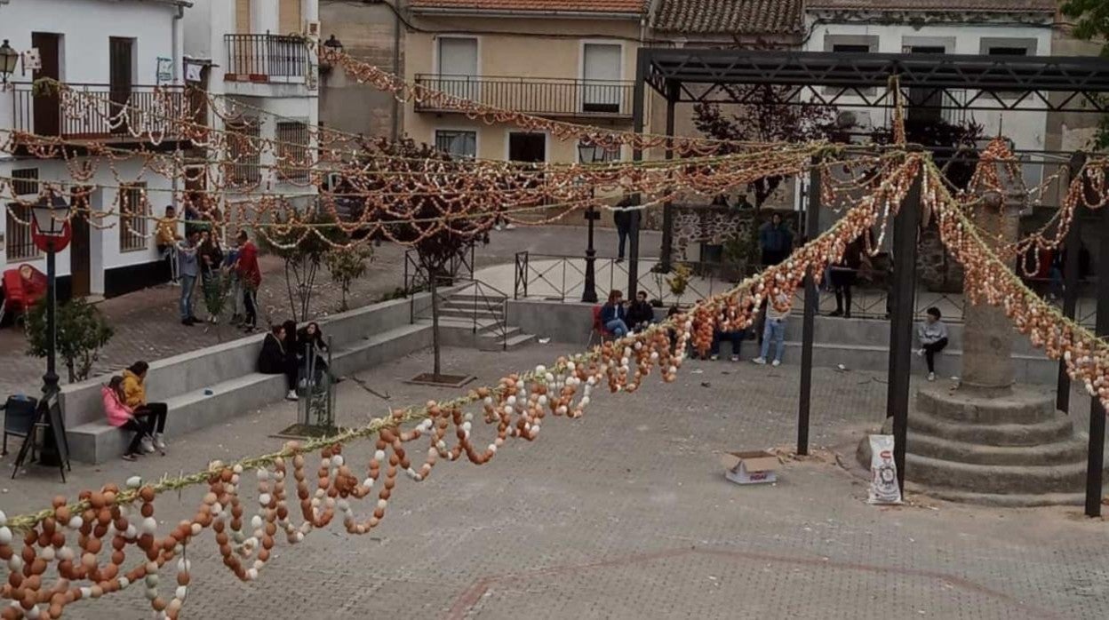 Los cascarones de huevo se enristran con hilo de bramante y se colocan en trenzas de centeno