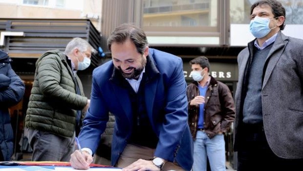 Paco Núñez recoge firmas en Ciudad Real para que el Gobierno baje los impuestos