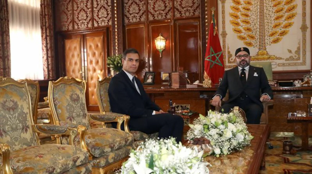 Pedro Sánchez junto a Mohamed VI en su visita a Rabat en 2018