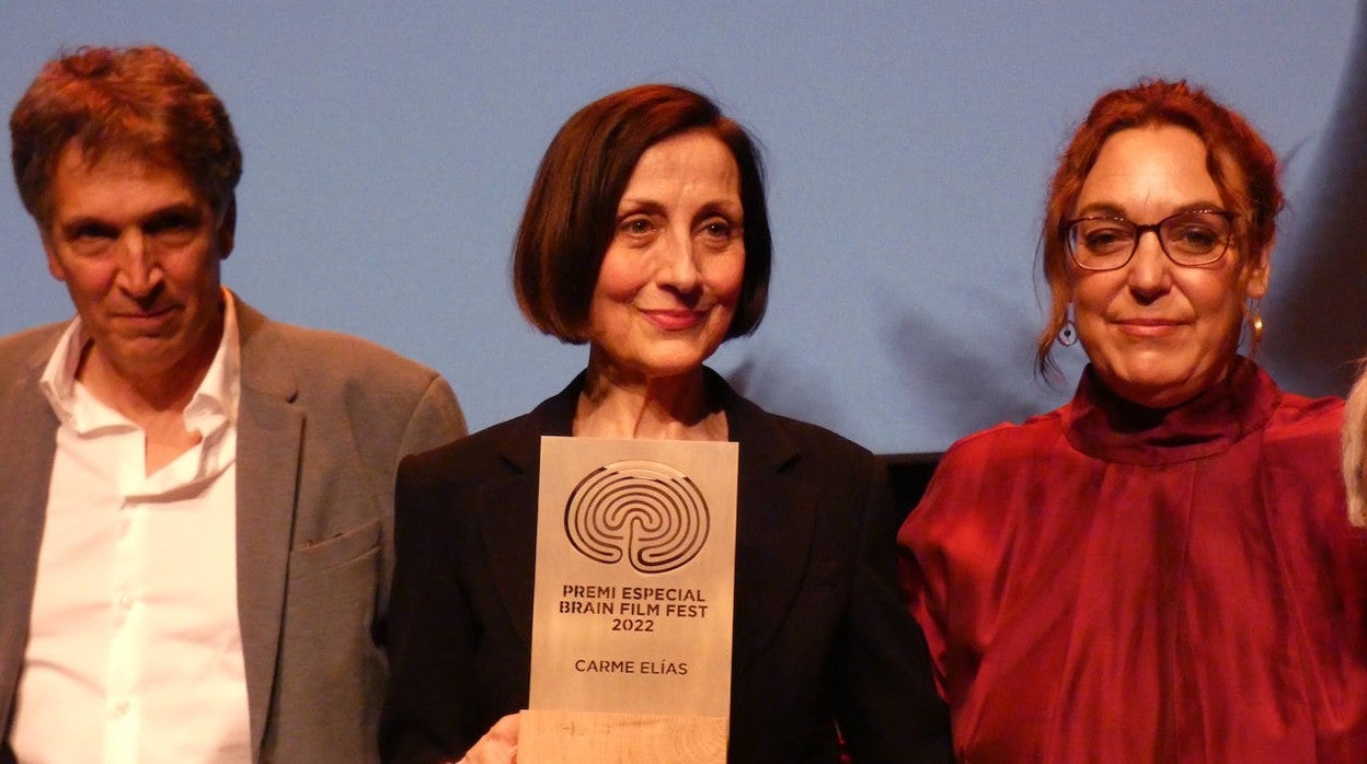 Carme Elías posa junto a Cristina Maragall, presidenta de la Fundación Pasqual Maragall, en la 5ª edición del Brain Film Fest,