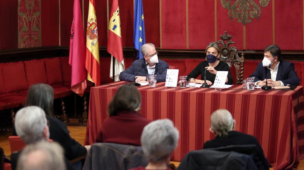 Tolón, entre Maroto y Gonper, durante el acto de este lunes en la Sala Capitular del Ayuntamiento