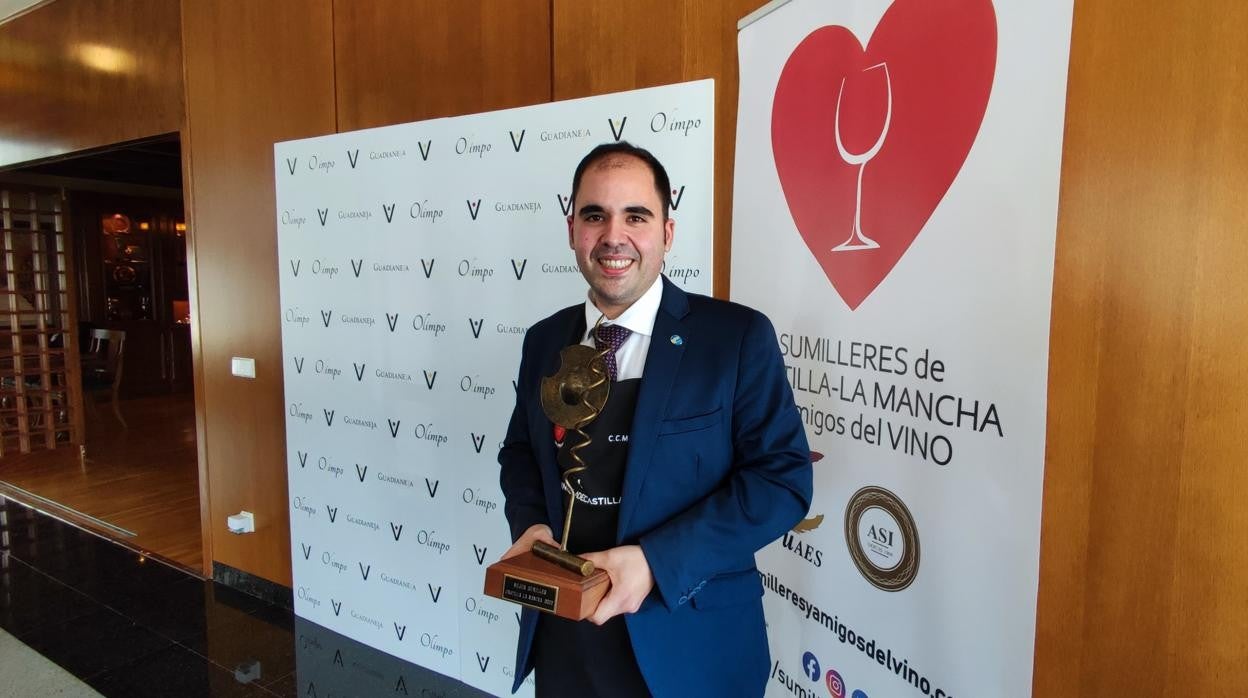 Carlos Cañas posa con el trofeo que le acredita como ganador del concurso