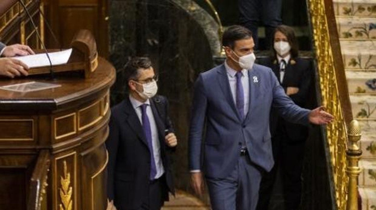 El presidente del Gobierno, Pedro Sánchez, junto con el ministro de Presidencia, Félix Bolaños