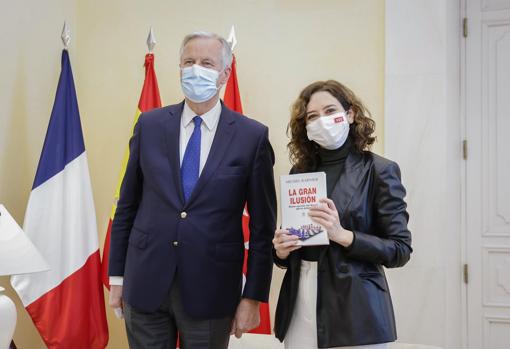 Michel Barnier con la presidenta Díaz Ayuso, en Sol