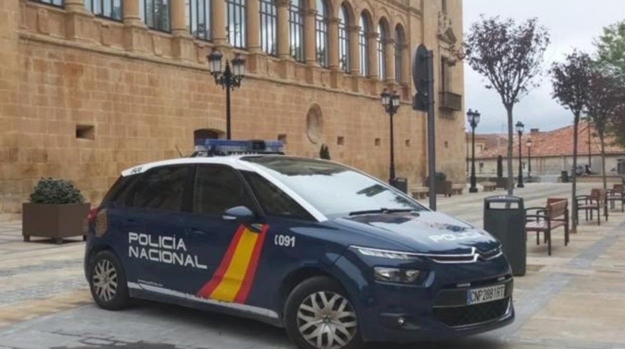 Coche policía a la puerta de la Audiencia de Soria, en una imagen de archivo