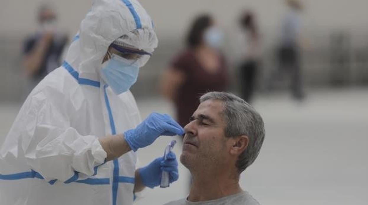 Un hombre se realiza una prueba de covid