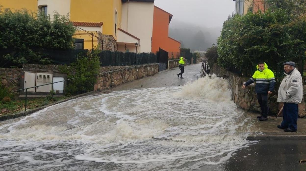 Las lluvias con fuerte caida provocan problemas en el alcantarillado de La Estación de El Espinar