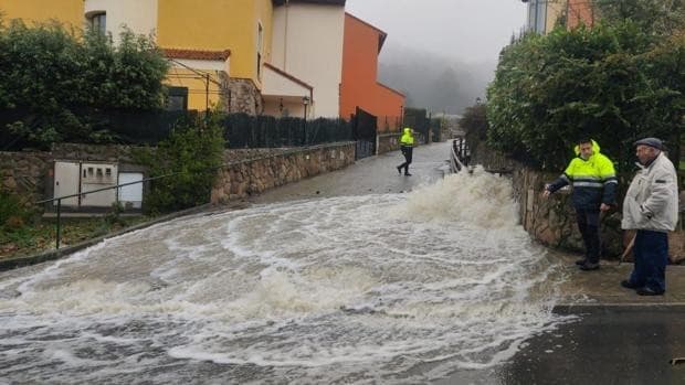 Mejoran las inundaciones en La Estación de El Espinar y ya está permitido el paso de vehículos