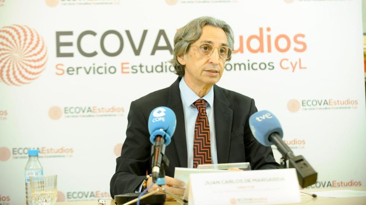 El presidente del Colegio de Economistas de Valladolid, Palencia y Zamora, Juan Carlos de Margarida, durante la rueda de prensa