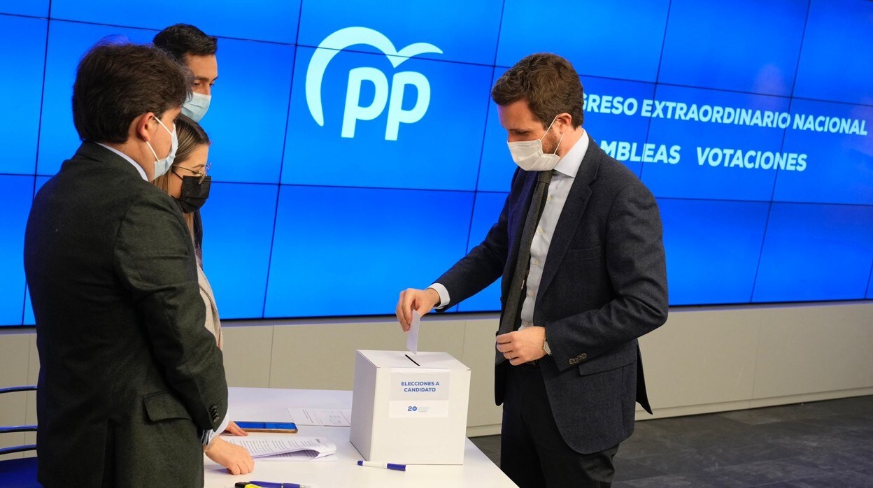 El presidente actual del PP, Pablo Casado, en el momento de votar ayer en las primarias del partido