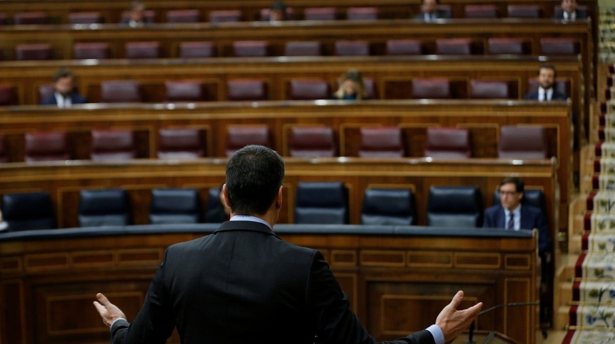 El presidente del Gobierno, Pedro Sánchez, en su escaño del Congreso en una imagen de archivo