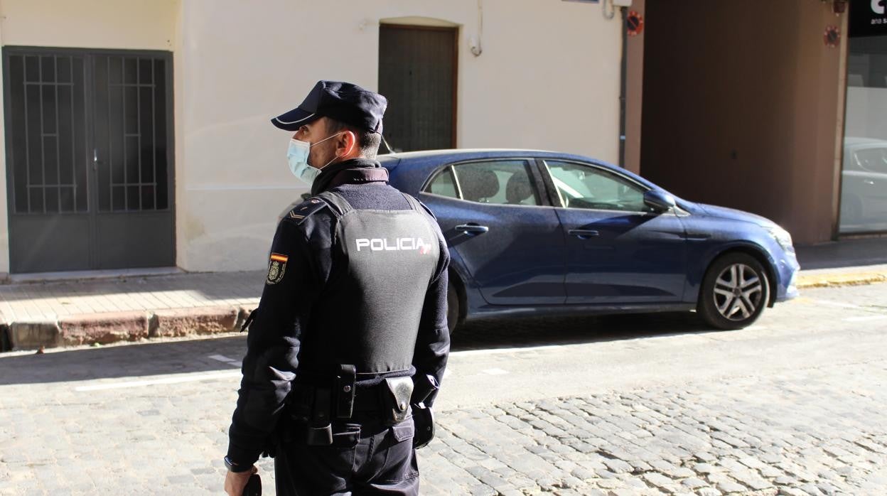 Una imagen de archivo de un agente de la Policía Nacional en Valencia