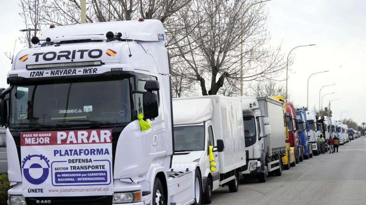 Camiones, parados a las puertas de Mercabarna esta semana