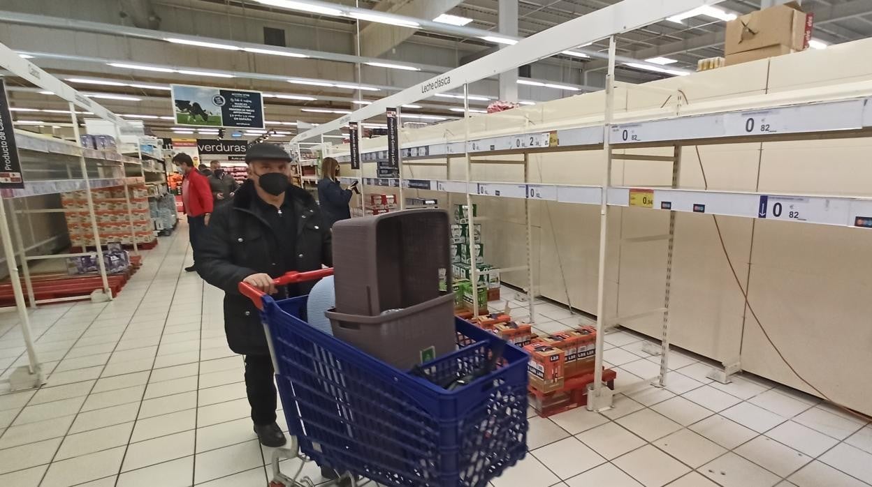 Escasez de leche en un supermercado de Ponferrada