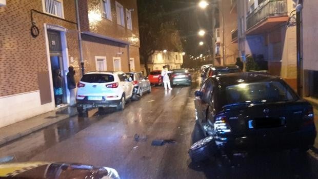 Detienen a un conductor ebrio que chocó con cinco vehículos y abandonó su coche en medio de la calle