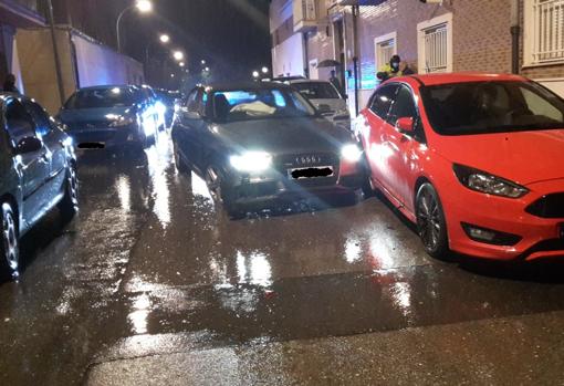 El coche abandonado en medio de la calle tras los choques