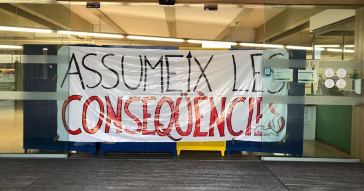 Pancarta con el lema 'Asume las consecuencias' en un piquete de la Universidad Autónoma