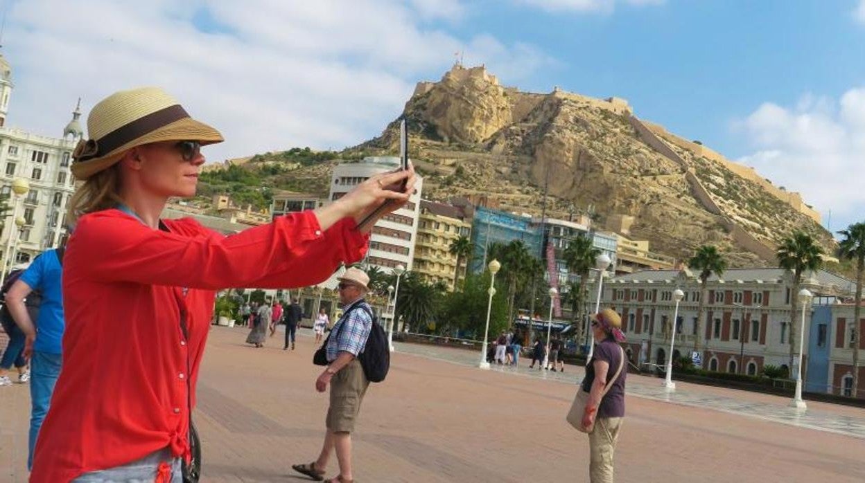 Una turista se hace un selfie en el Puerto de Alicante