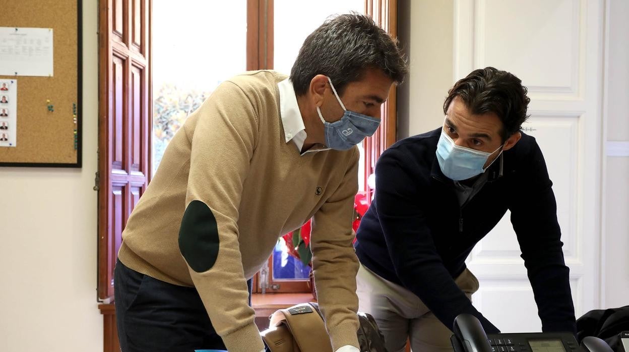 El presidente de la Diputación de Alicante, Carlos Mazón, junto al diputado Eduardo Dolón