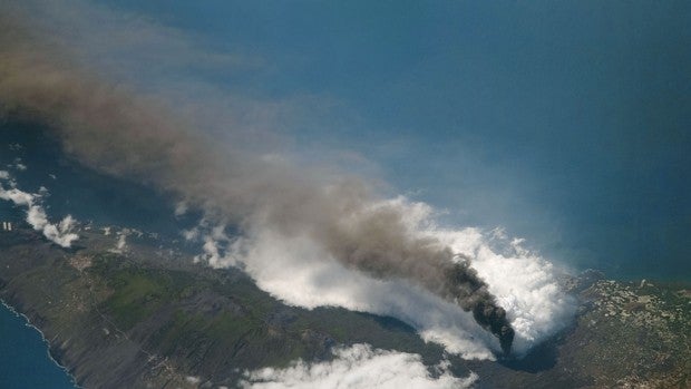 El volcán de La Palma visto desde el espacio opta a mejor foto del año de la NASA