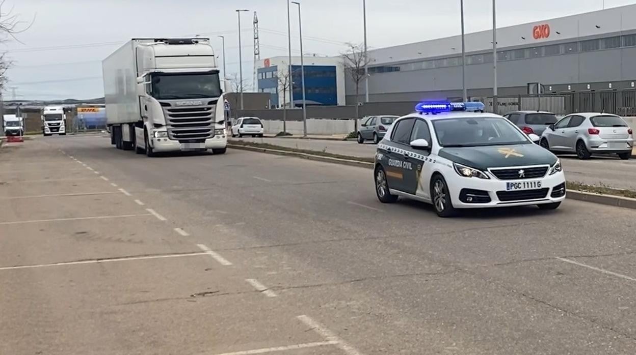 Un coche de la Guardia Civil escolta camiones