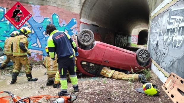 Una conductora herida grave consigue pedir auxilio atrapada bajo su coche tras despeñarse por un barranco