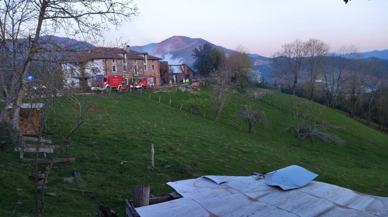 Varias dotaciones de bomberos continúan trabajando en el caserío calcinado