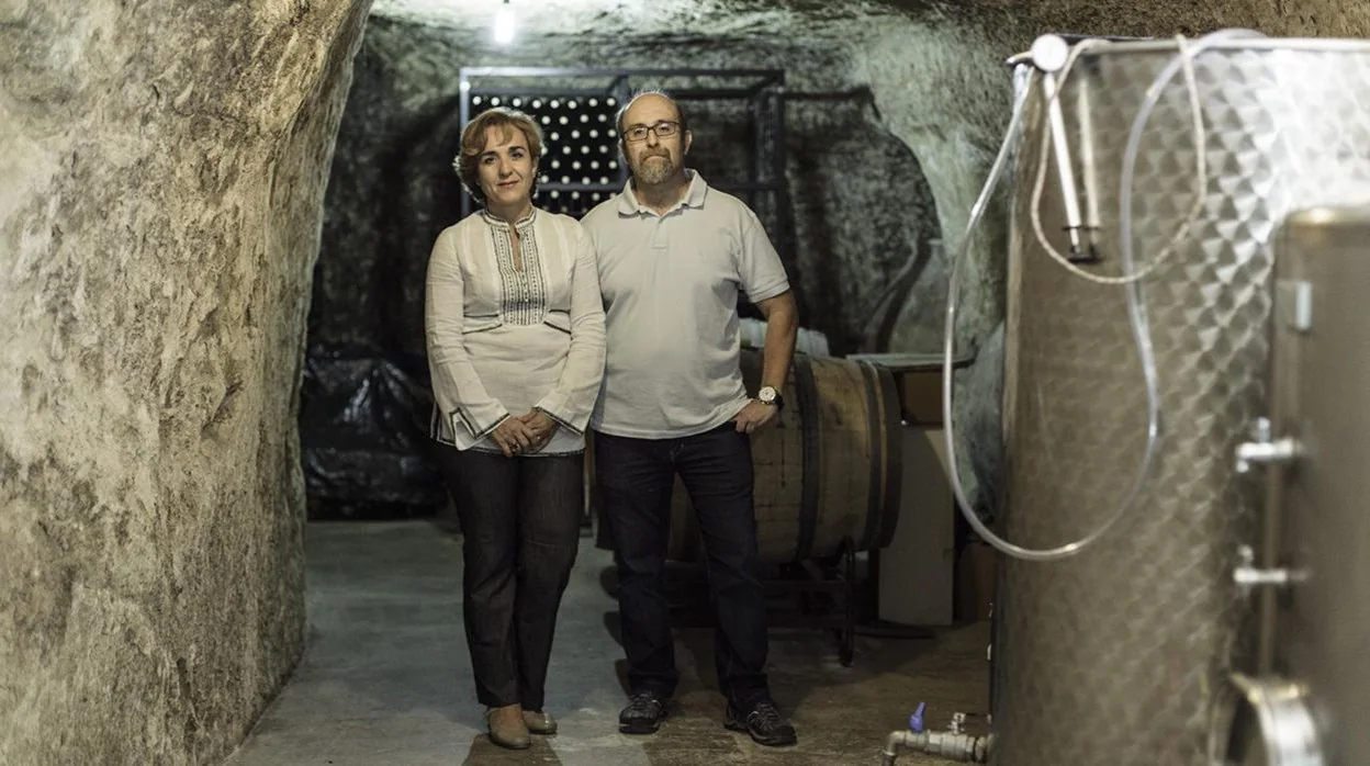 José Manuel Vieco y Maribel Fernández, responsables de Vinos Artesanos Altomira, en Mazarulleque (Cuenca)