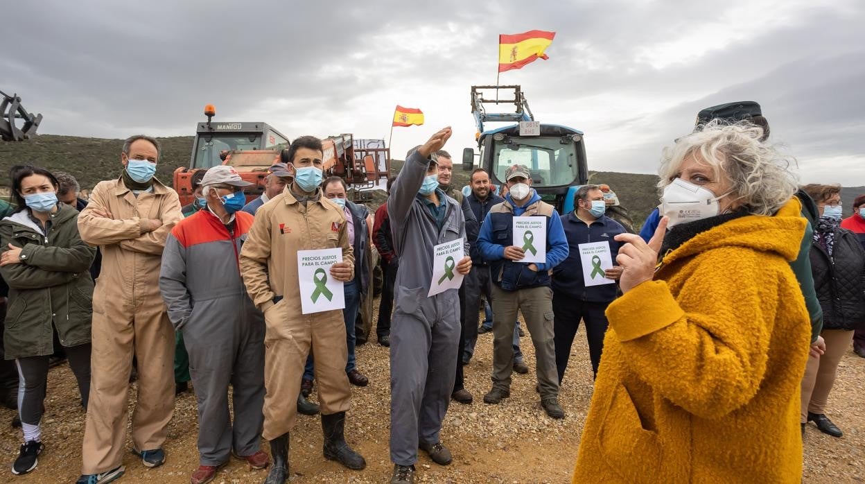 La protesta, convocada de forma espontánea, reúne a decenas de personas ante el yacimiento arqueológico atraídos por la visita de Encarnación Pérez, que promete medidas a los profesionales del sector primario congregados