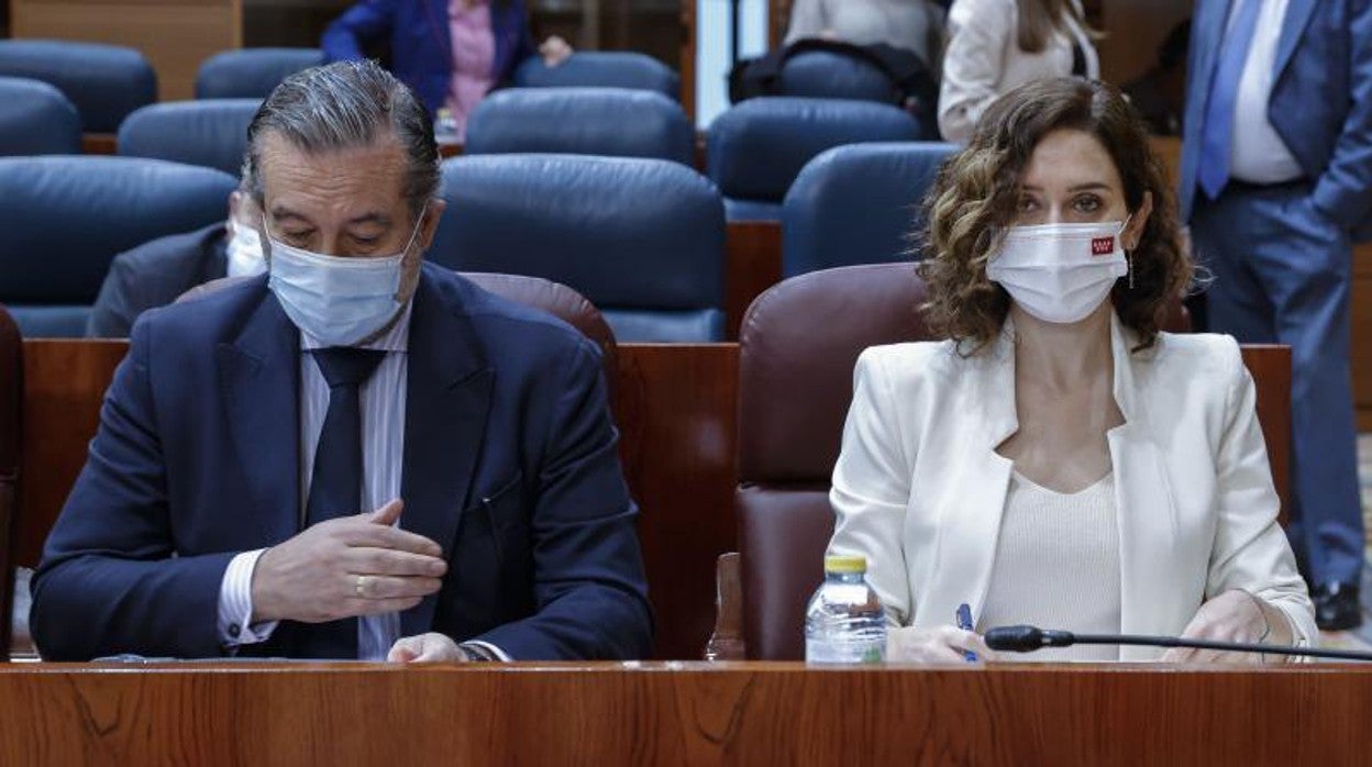 La presidenta de la Comunidad de Madrid, Isabel Díaz Ayuso, junto al consejero de Presidencia, Enrique López, hoy en la Asamblea regional