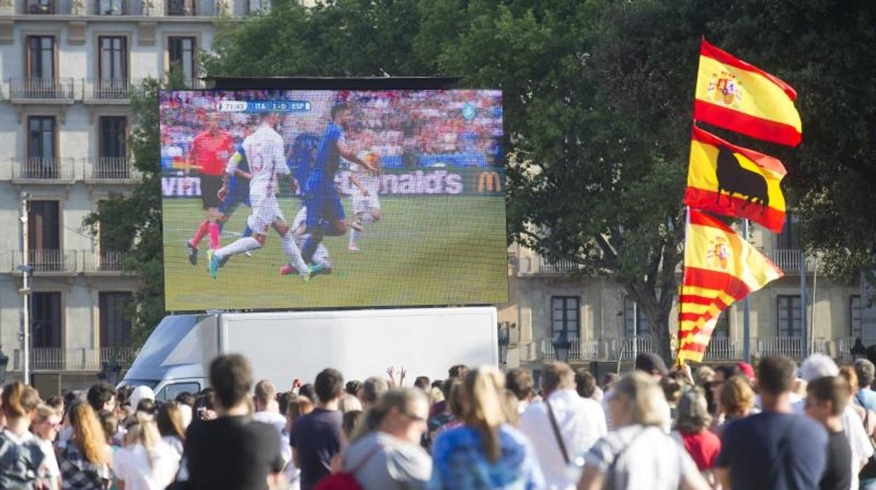 Pantalla gigante en plaza Cataluña para seguir la Eurocopa de 2016