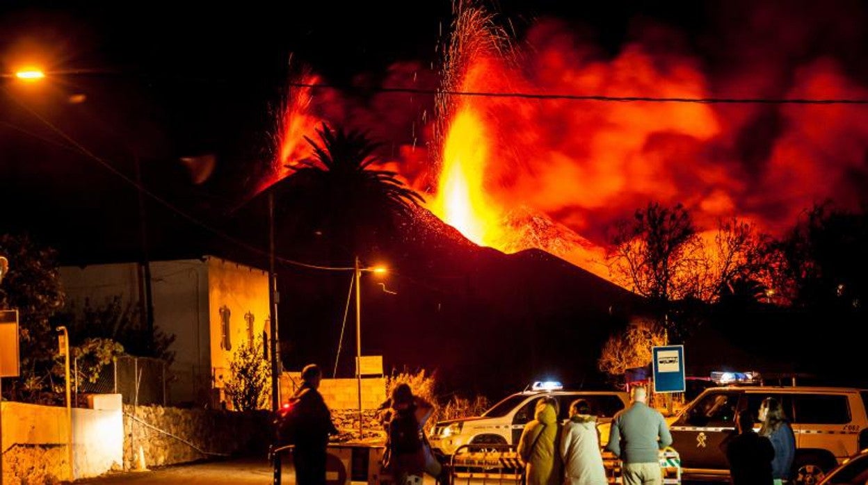 Vecinos observan el cono del volcán desde uno de los cortes de tráfico