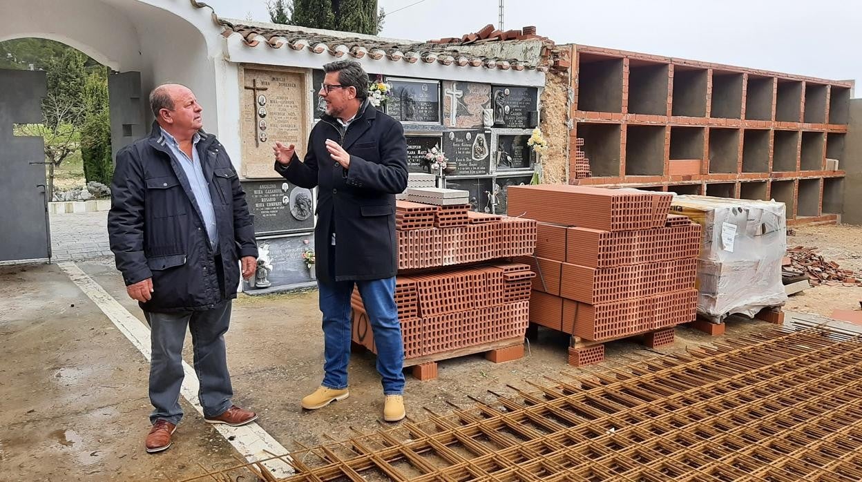 Visita del diputado de Infraestructuras al cementerio de Millena