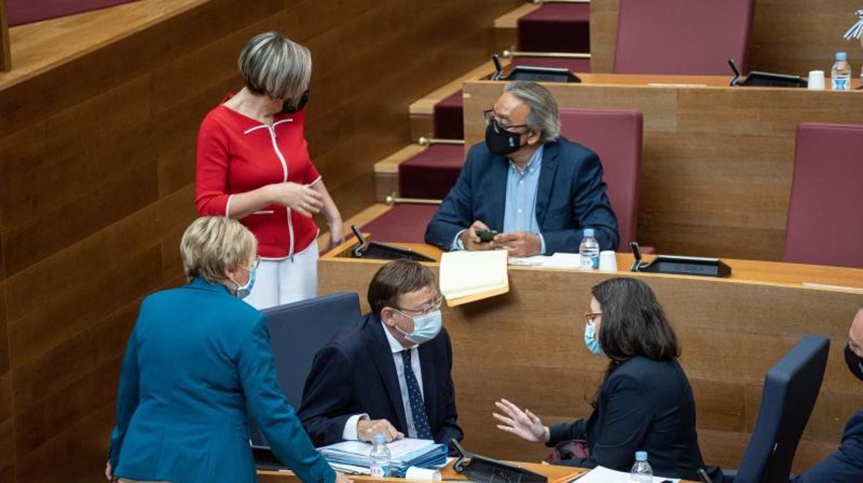 Imagen del presidente de la Generalitat, Ximo Puig, junto a la vicepresidenta Mónica Oltra y otros consellers